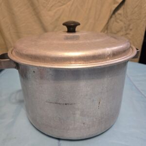 Walker Ware with LID The Popular Aluminum Stock QT ? VINTAGE Cook Soup Chili